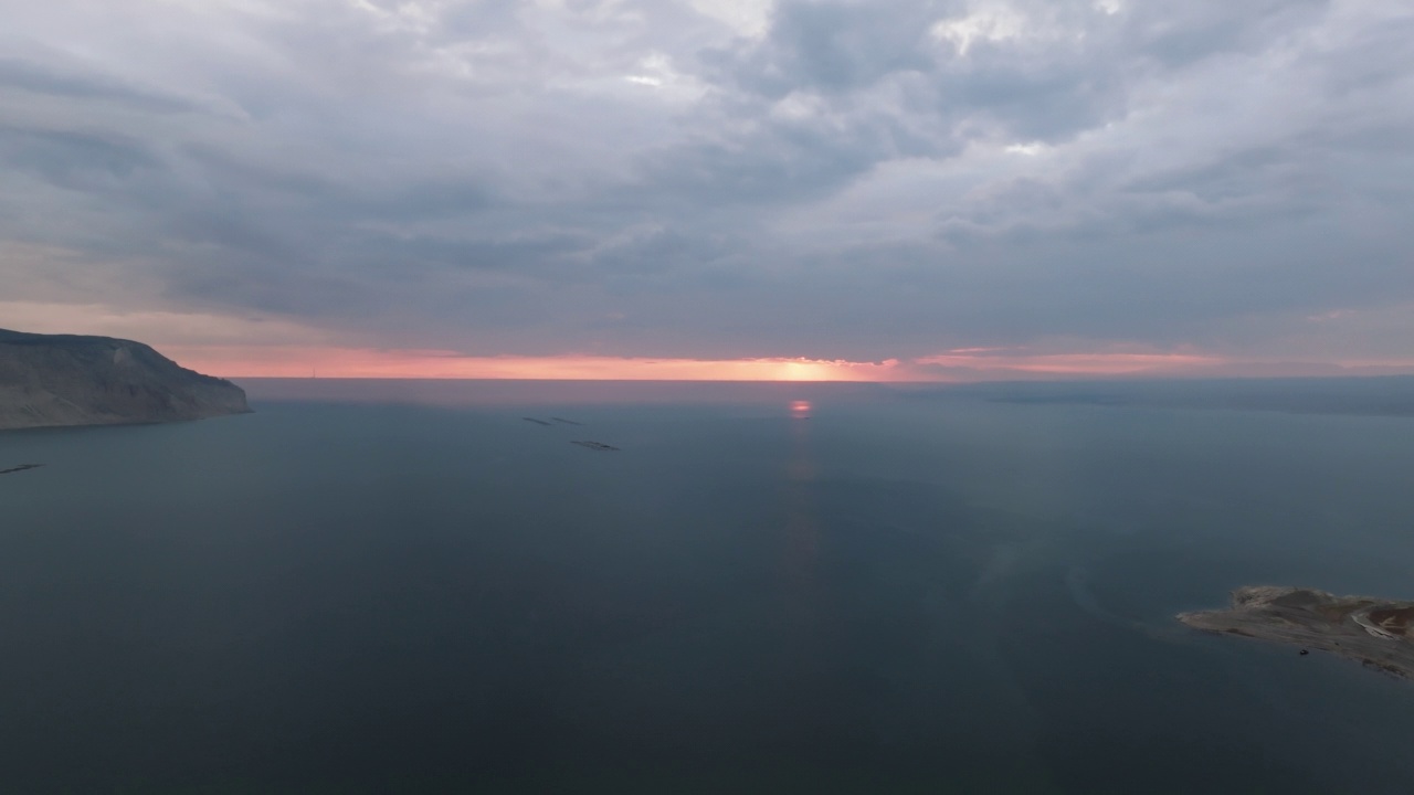 高地湖和峡谷日落视频素材