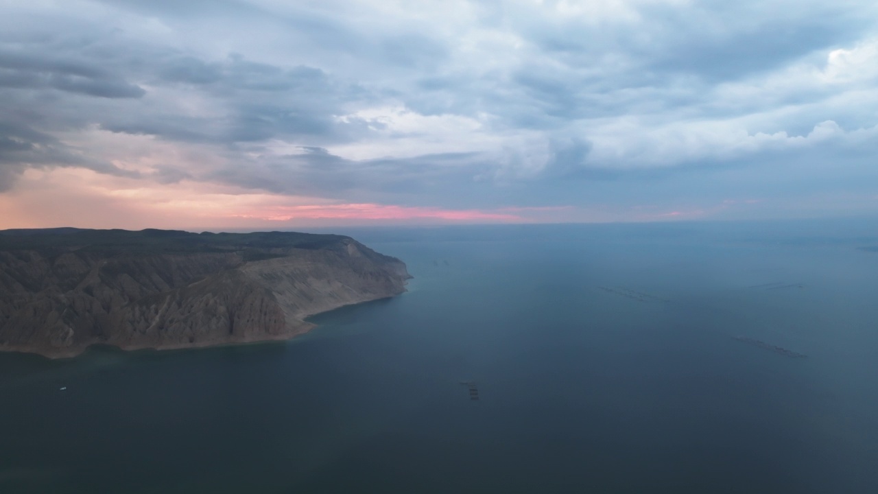 高地湖和峡谷日落视频素材