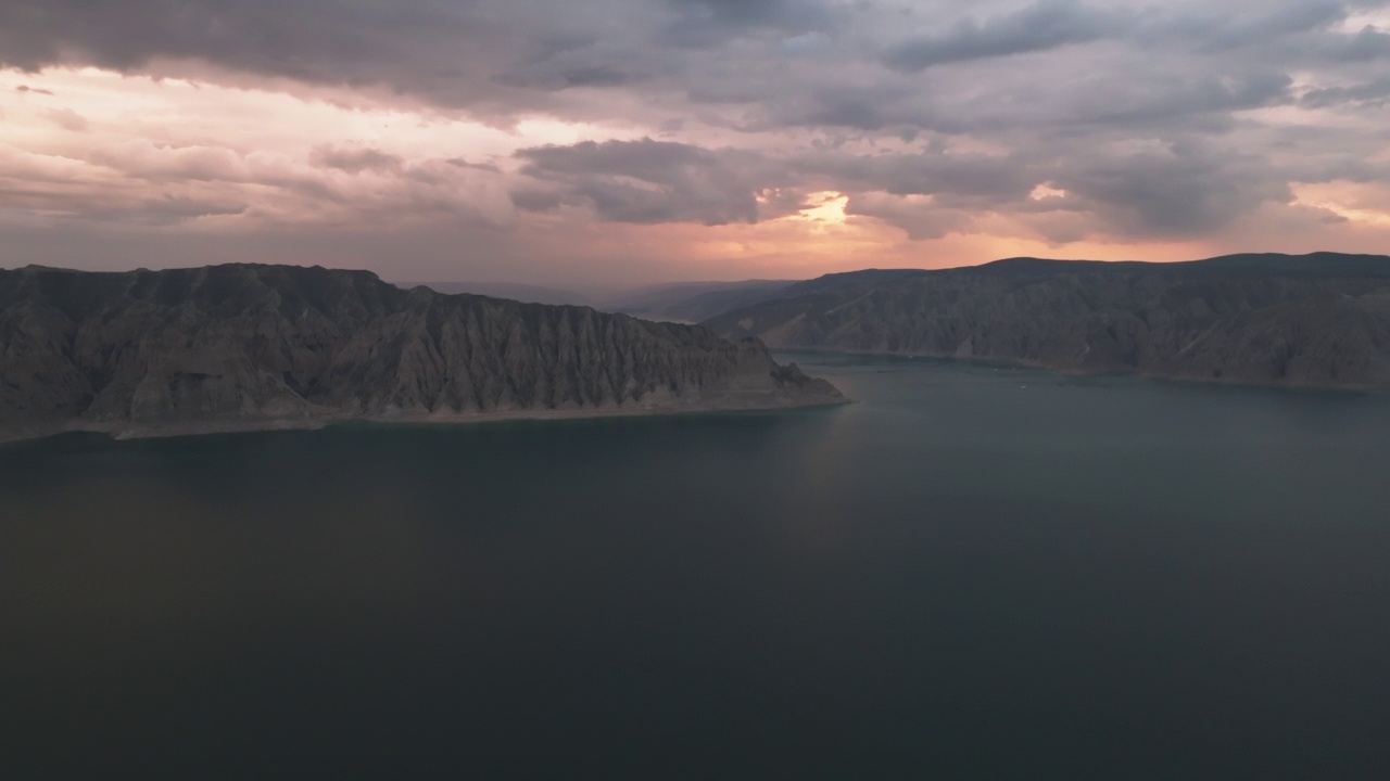 高地湖和峡谷日落视频素材