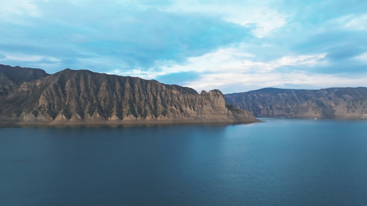 高地湖和峡谷日落视频素材