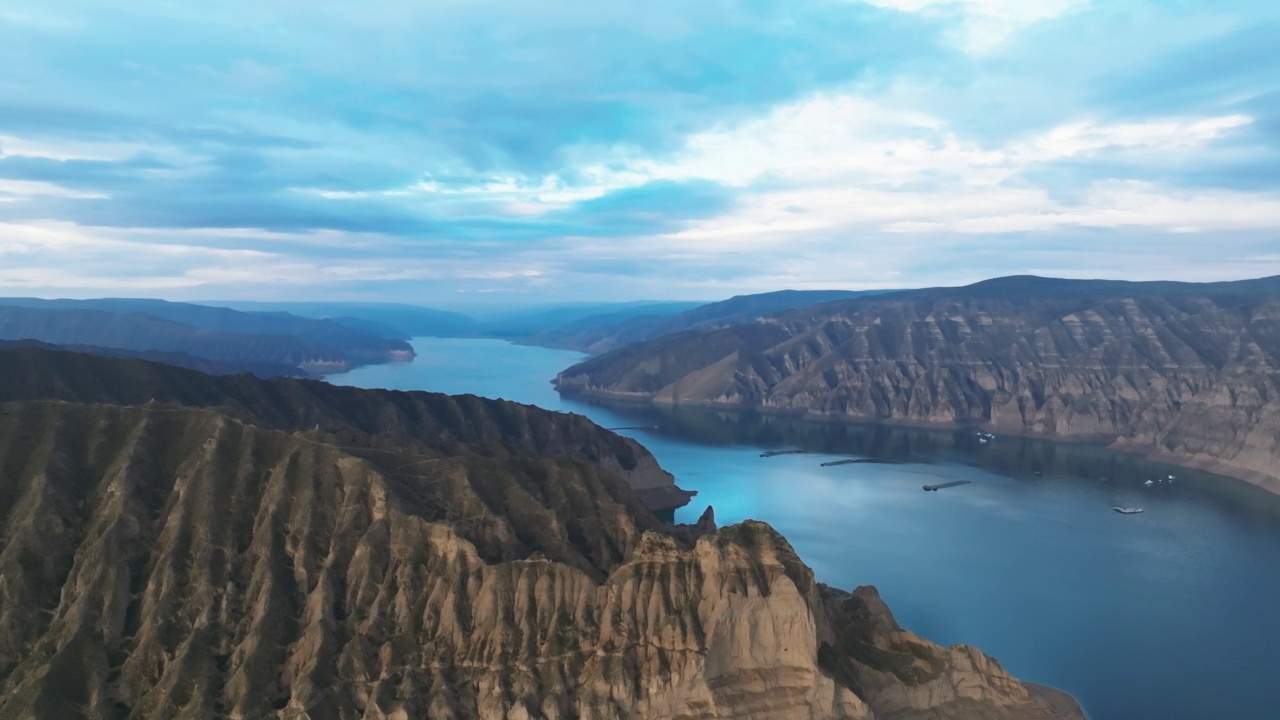 高地湖和峡谷日落视频素材