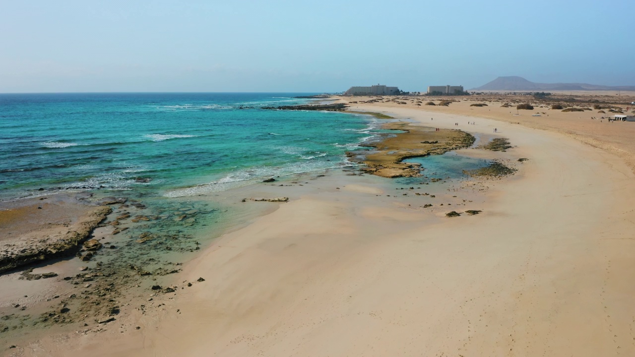 大盐湖Corralejo。美丽的碧蓝海水和白沙。透明波。旅游胜地。旅游目的地。鸟瞰大海滩国家公园，富埃特文图拉，加那利群岛。视频素材