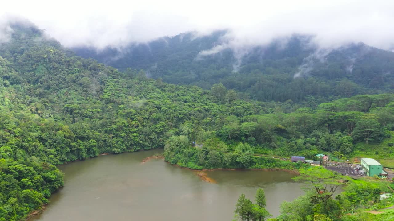 在丛林中的山上有一座水坝。斯里兰卡。视频素材