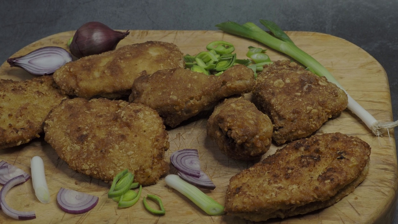 砧板上的炸鸡炸肉排。自制面包炸肉排。炸脆鸡腿。视频素材