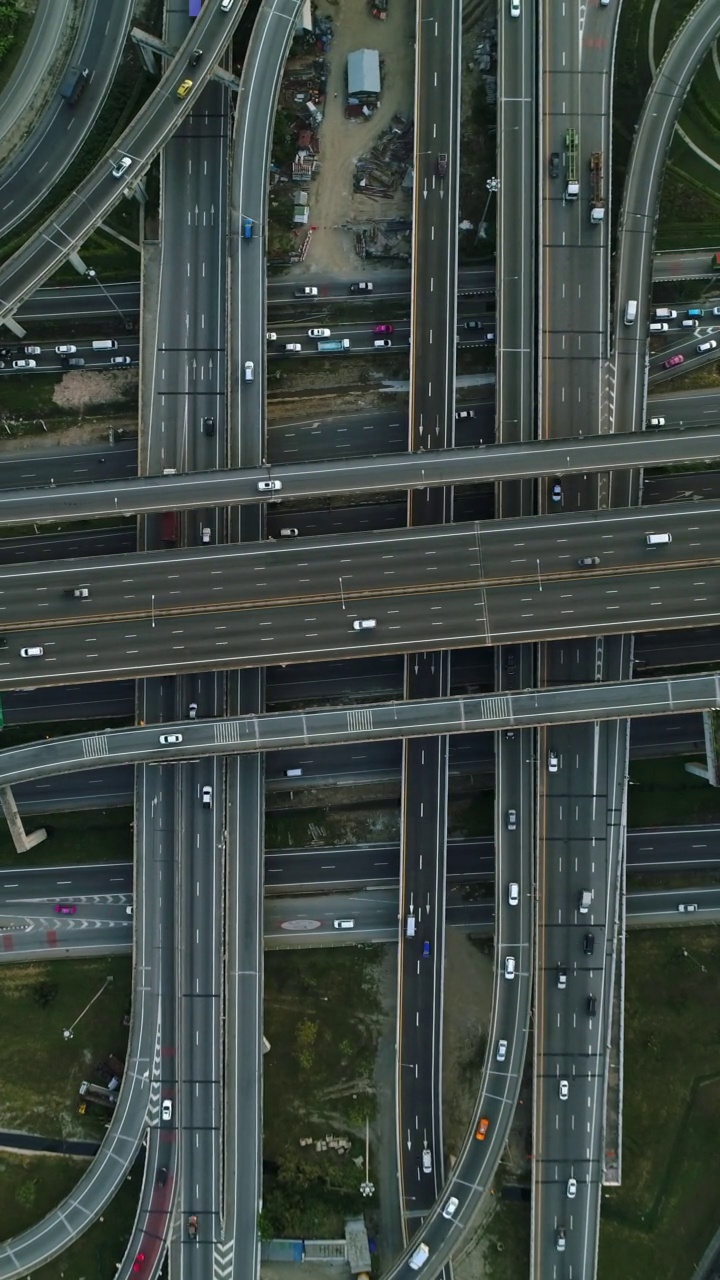 高速公路交通时间流逝的鸟瞰图视频素材