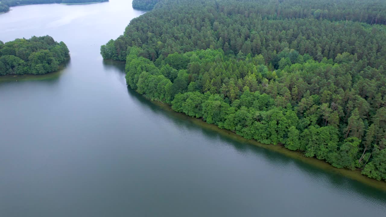 波兰村壮观美丽的湖鸟瞰图。欧洲有森林和湖泊的乡村。壮观的大湖和绿色森林鸟瞰图。史诗般的神奇自然景观自然保护区。视频素材