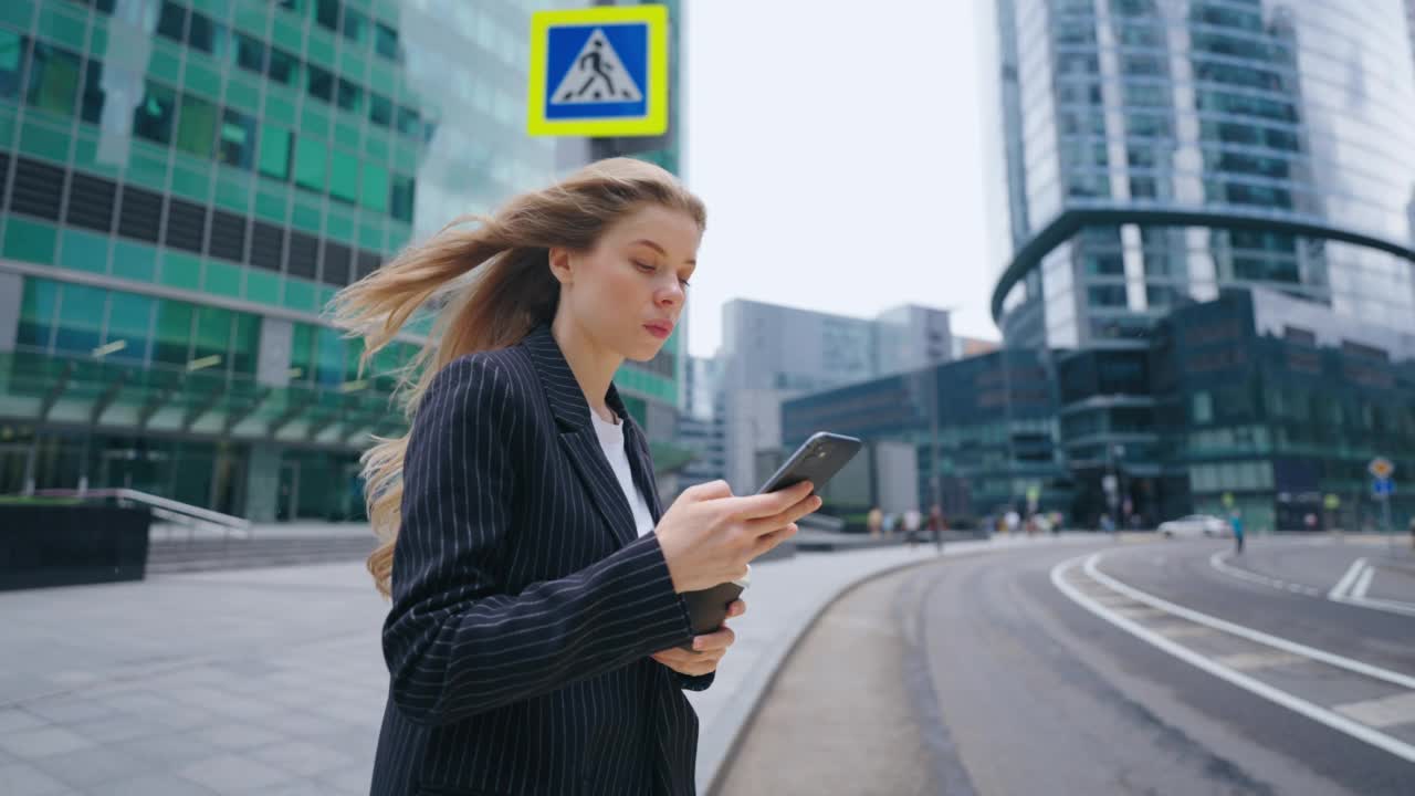 成功的商业女士在城市，步行在大都市商业区，人行横道视频素材