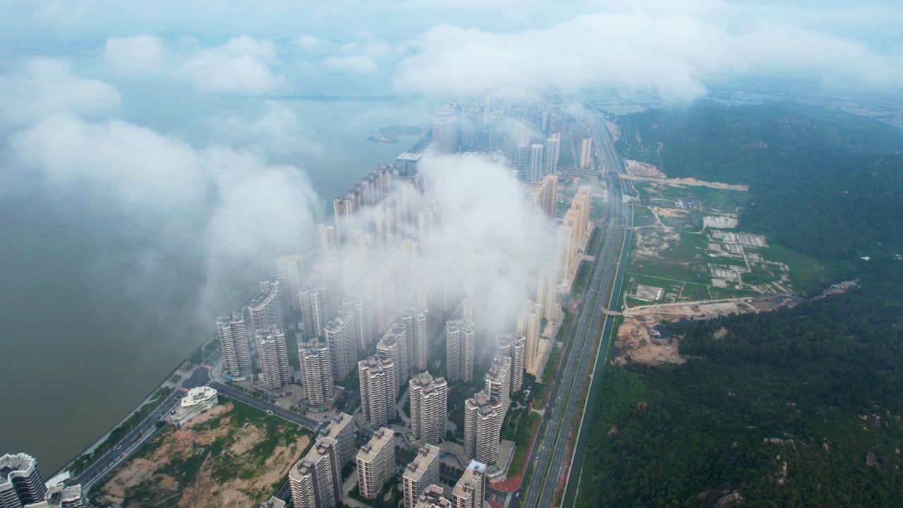 航拍:中国广东省汕头市南滨路居民区和体育馆视频素材