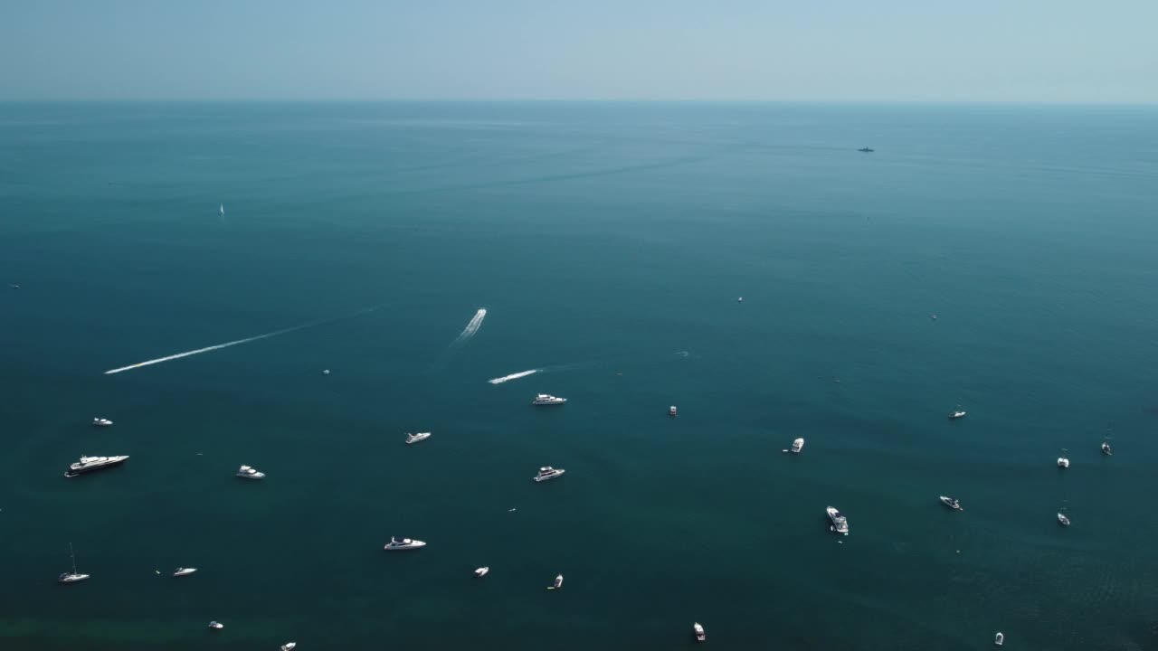 平静海面上的空中游艇。豪华邮轮旅行。从上面看，白色的船在深蓝色的水。航拍的富有的游艇航行在海上。在豪华船上的夏季之旅视频素材