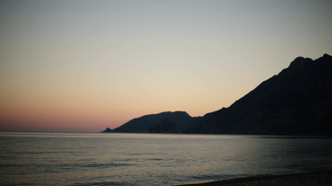 日落时海山映衬天空的风景视频素材