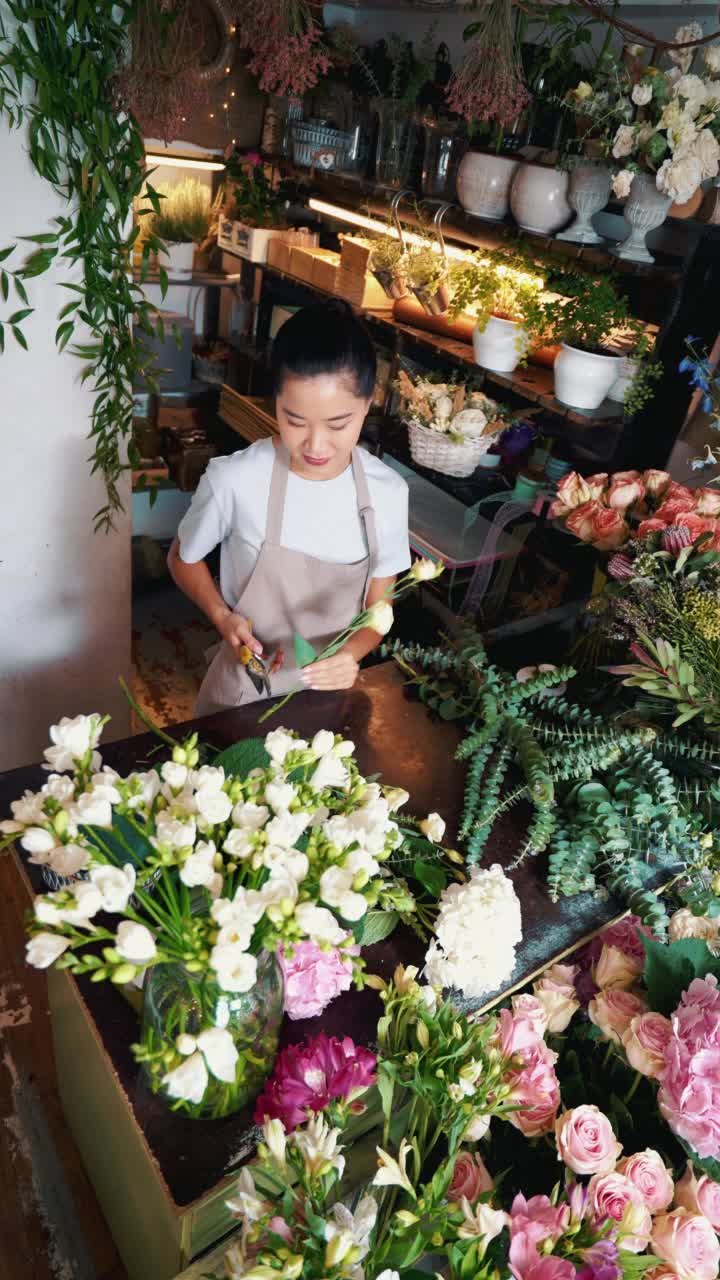 在花店辛勤工作的女花匠。视频素材