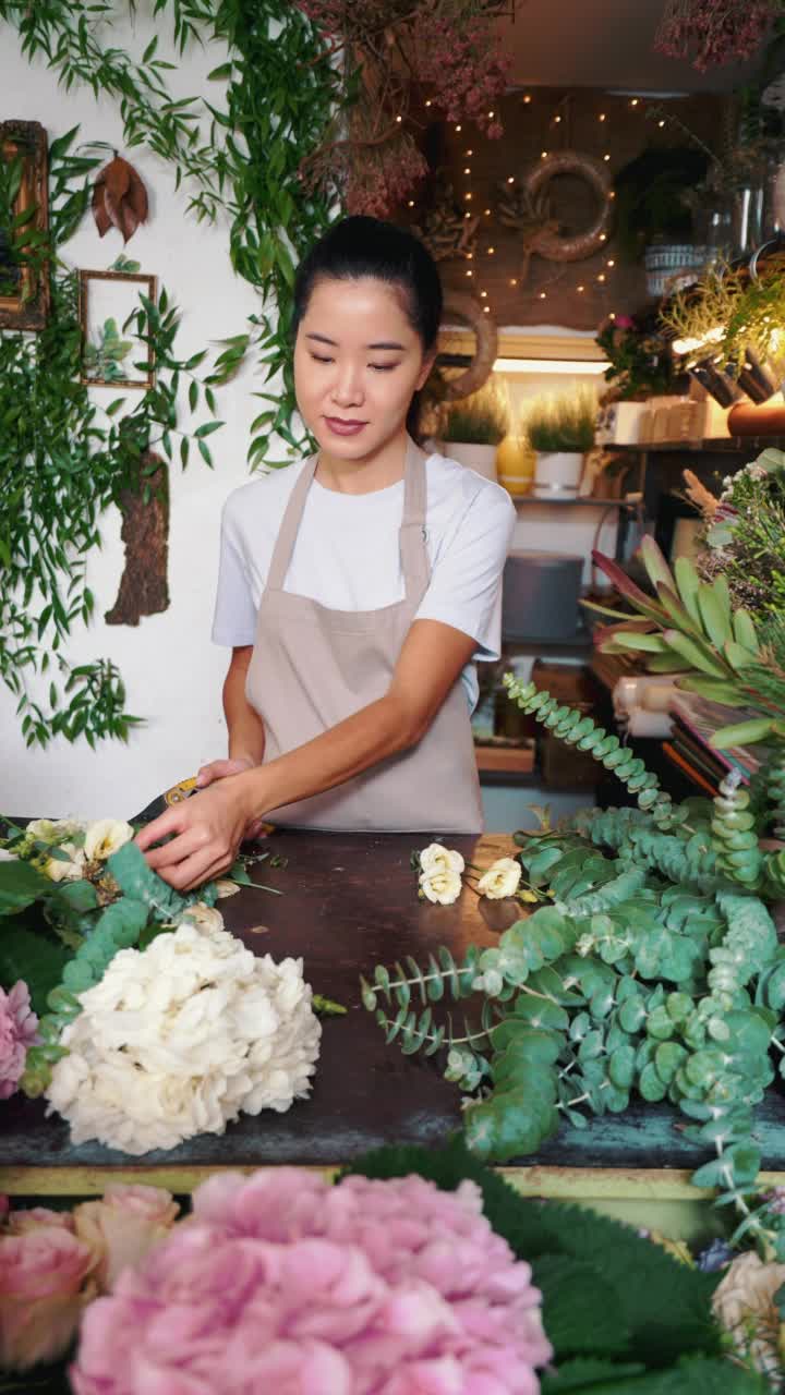 花店里一位女花商的画像。视频素材