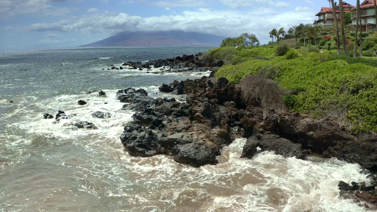 毛伊岛鸟瞰图-海浪在韦利亚的海岸线峭壁上破碎视频素材