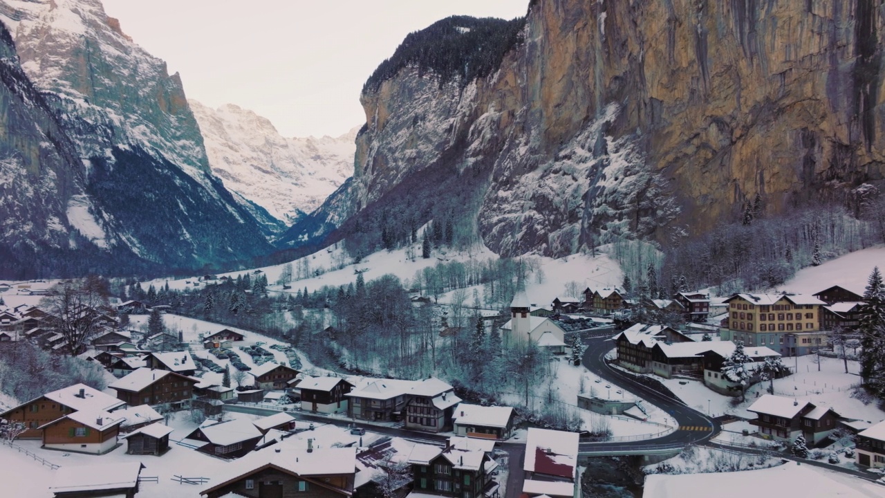 空中拍摄的Lauterbrunnen村在下雪的冬天。茵特拉肯,瑞士。视频素材