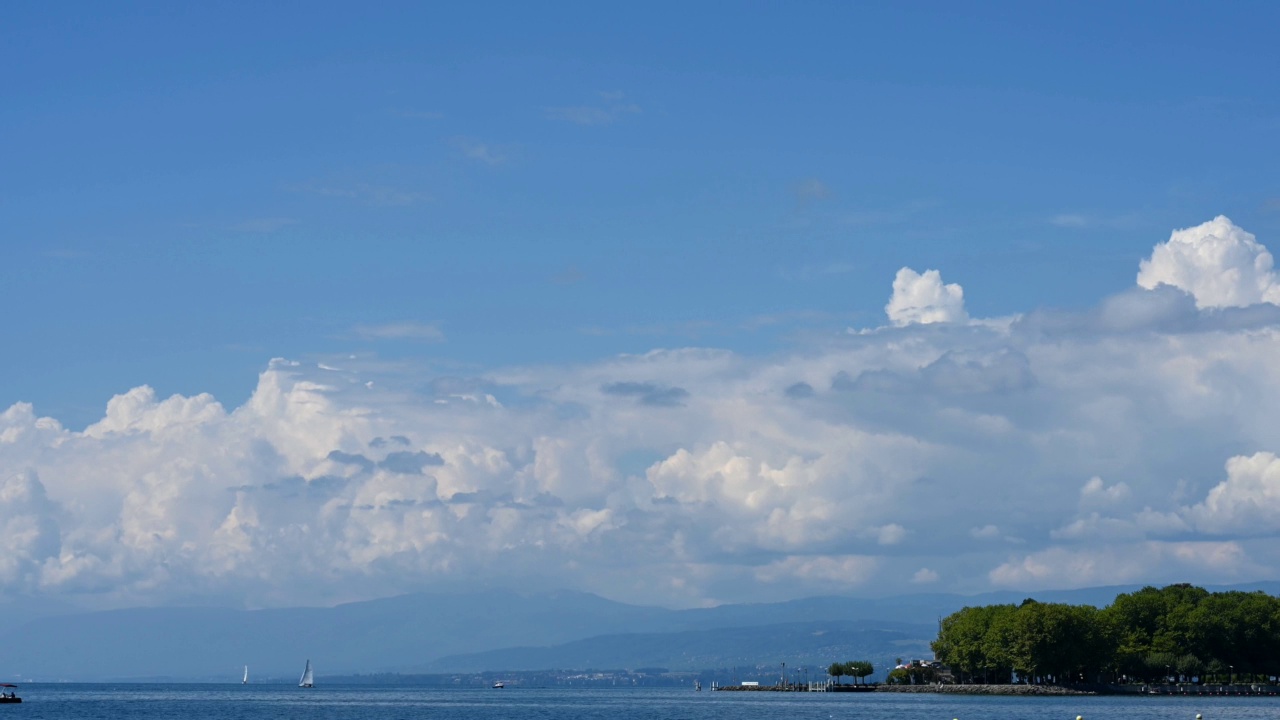 天空，云，水和船的风景。乌奇港的时间流逝。瑞士洛桑。视频素材