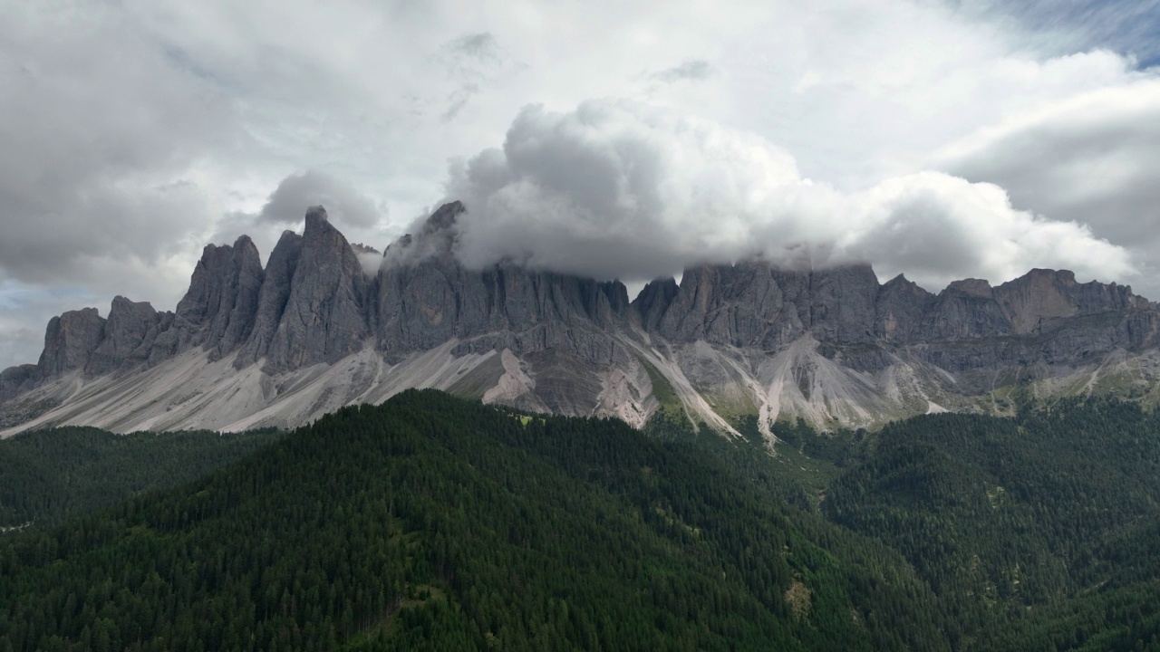 意大利南蒂罗尔Dolomites地区的Odle Group山脉的鸟瞰图视频素材