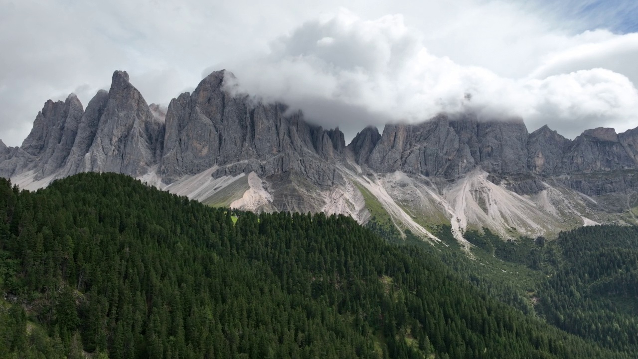 意大利南蒂罗尔Dolomites地区的Odle Group山脉的鸟瞰图视频素材