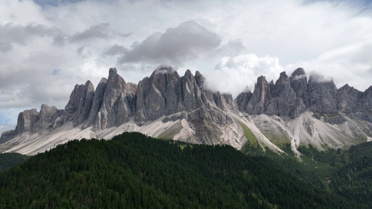 意大利南蒂罗尔Dolomites地区的Odle Group山脉的鸟瞰图视频素材