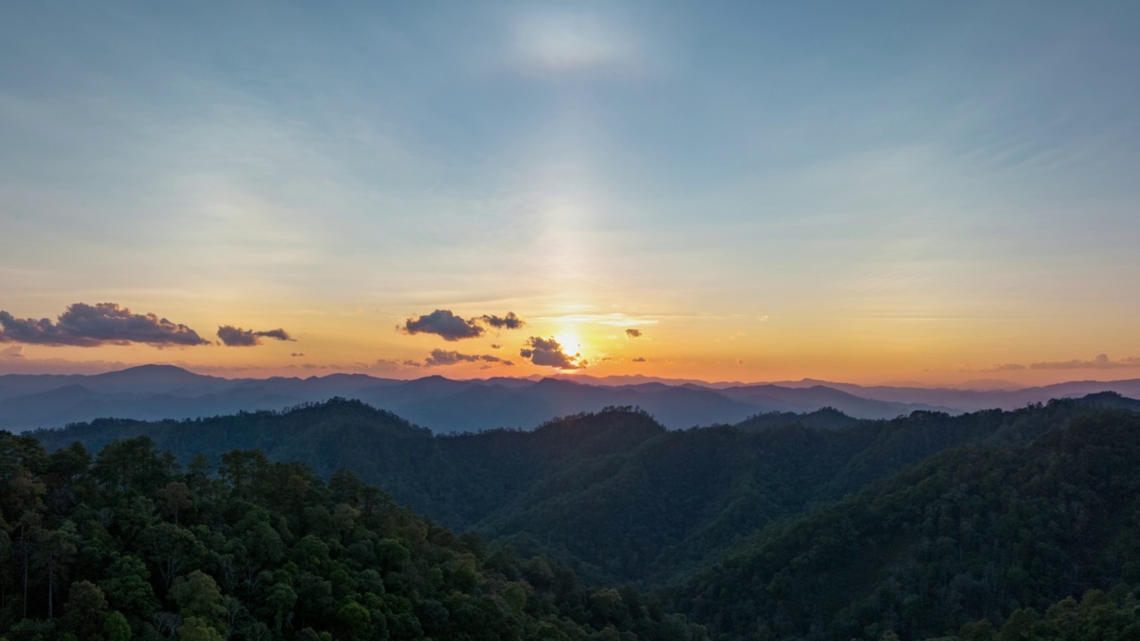 4K时间流逝的美丽日落与太阳狗在山上视频素材