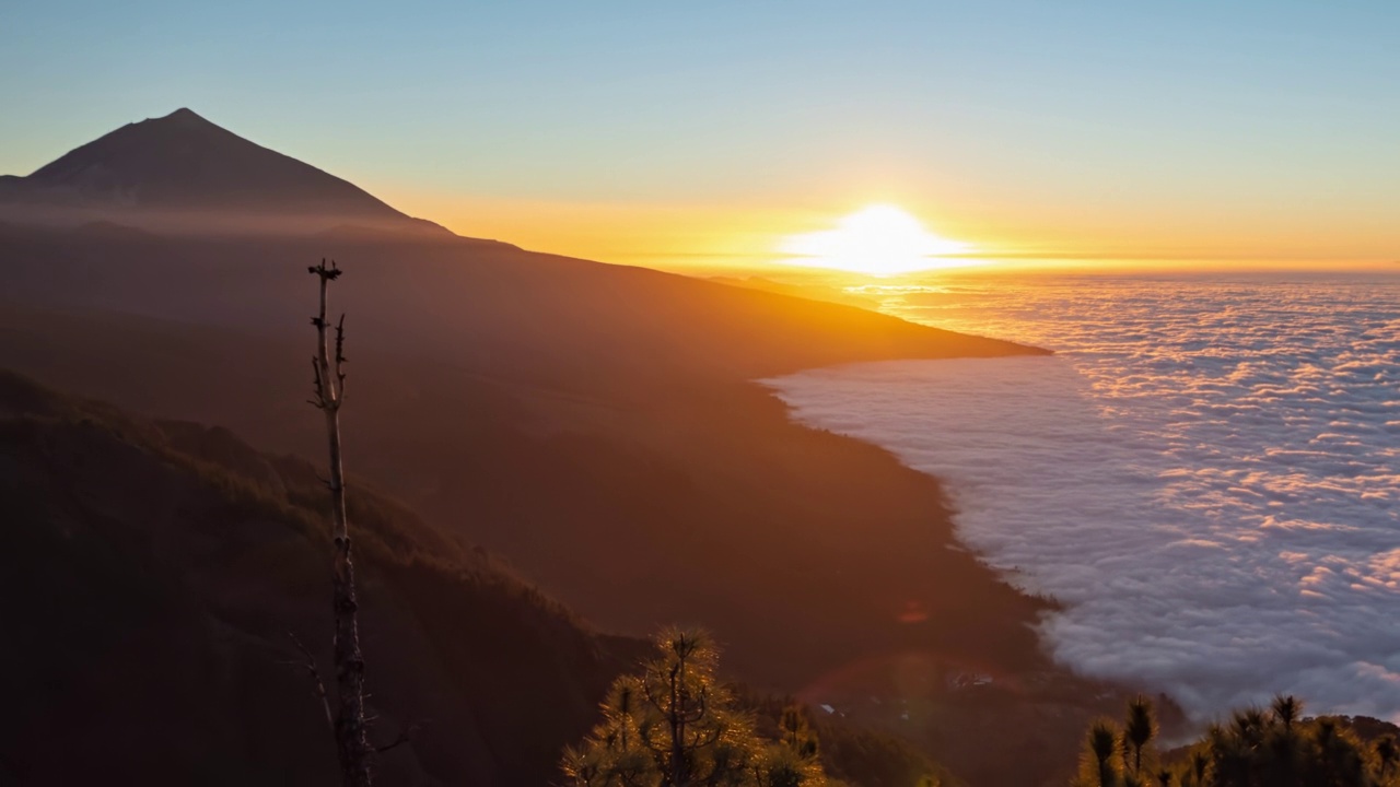 西班牙加那利群岛特内里费岛的泰德火山附近，从白天到夜晚的空中超近距离拍摄的云层上的日落。视频素材