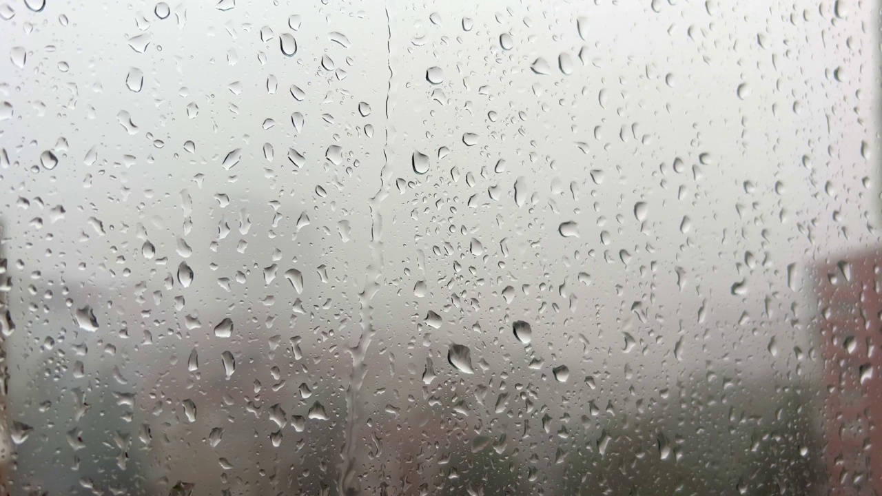 雨点打在玻璃上，模糊了城市的风景视频素材