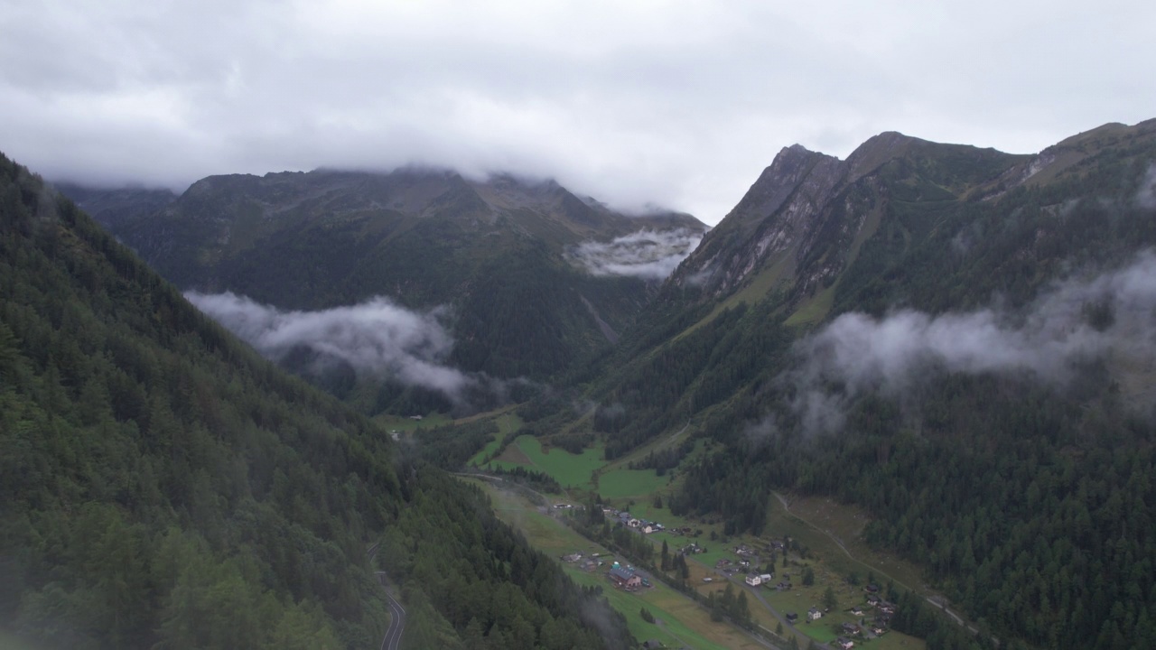 鸟瞰高山森林，鸟瞰，雾，户外自然，山脉，旅途视频素材