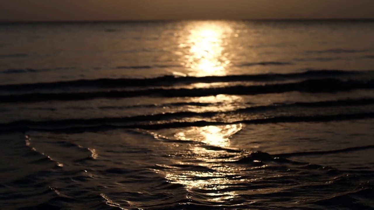 海上金色的日落。太阳触到地平线。神奇的海洋。夏日夕阳海景。热带海洋海滩日落。神奇的自然阳光。视频素材