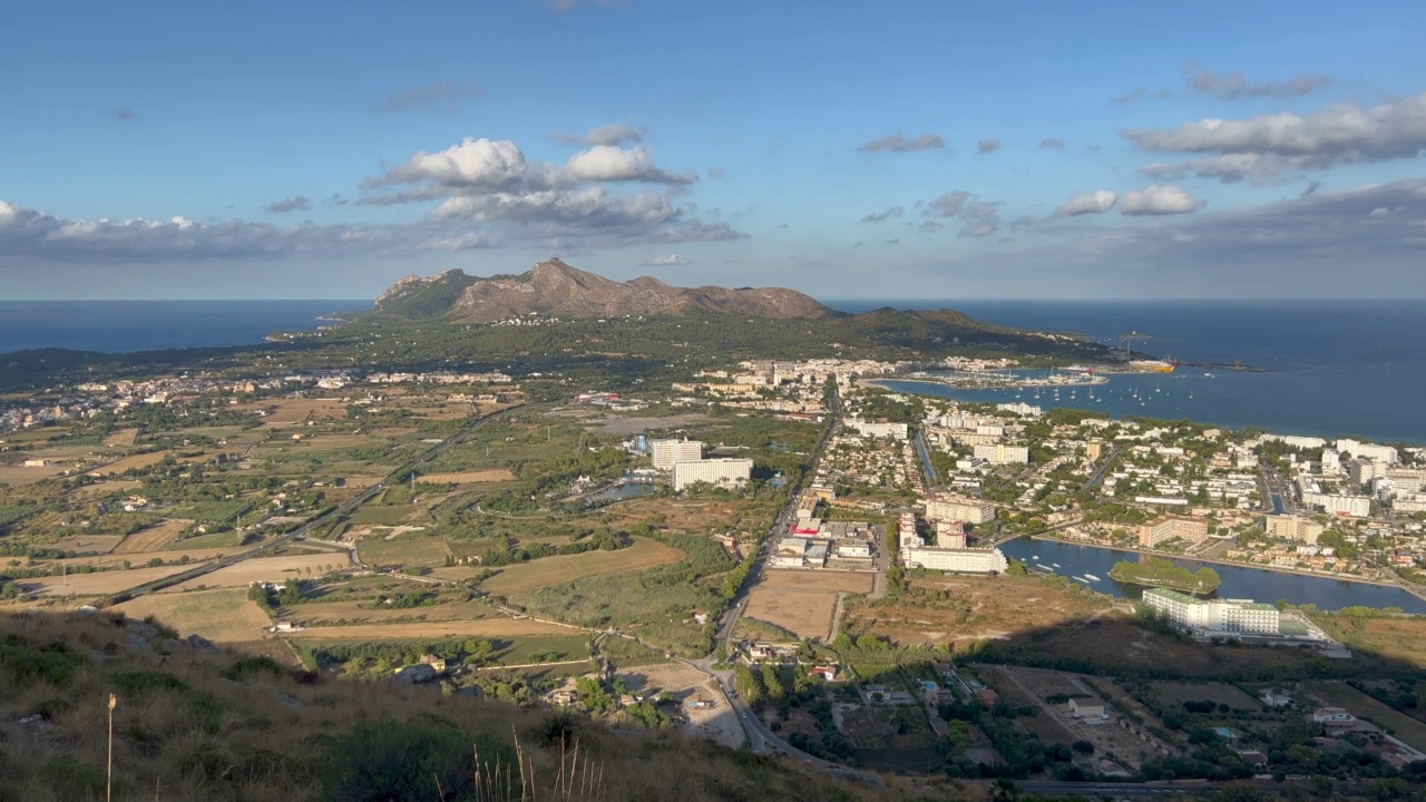 阿尔库迪亚是西班牙马略卡岛东北海岸著名的度假胜地。俯瞰城市和港口。视频下载