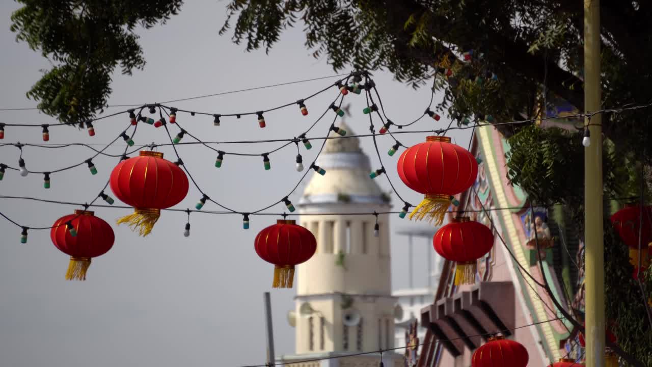 以清真寺为背景的红灯笼装饰视频素材