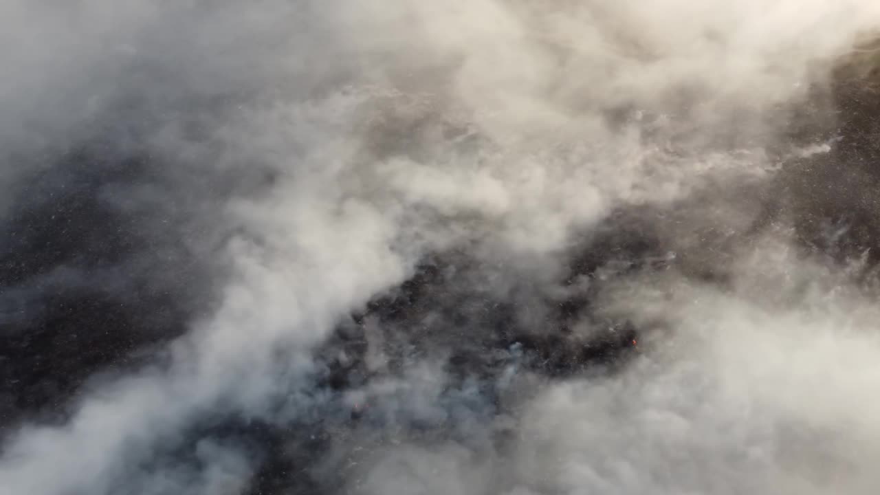 空中旋转视图火灾焚烧和垃圾填埋场视频素材