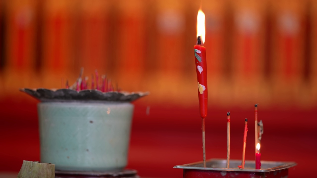 选择焦点蜡烛燃烧在寺庙视频素材