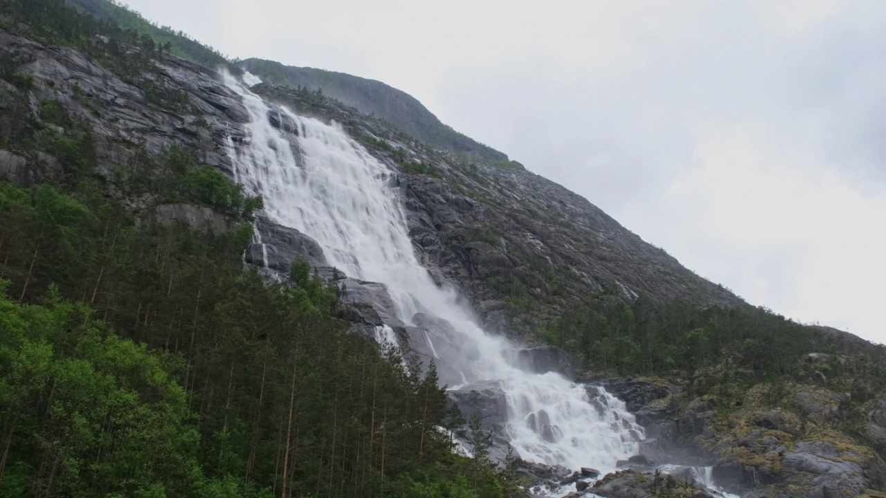 挪威美丽的风景。Vestland。Akrafjorden峡湾朗福森瀑布的美丽风景。背景是岩石上的山和树。晴天4K超高清59,94帧ProRes 422 HQ 10位视频下载