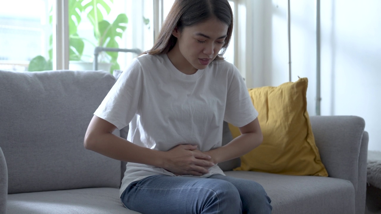 亚洲女性患有严重腹痛、胃炎、经期疼痛。视频素材