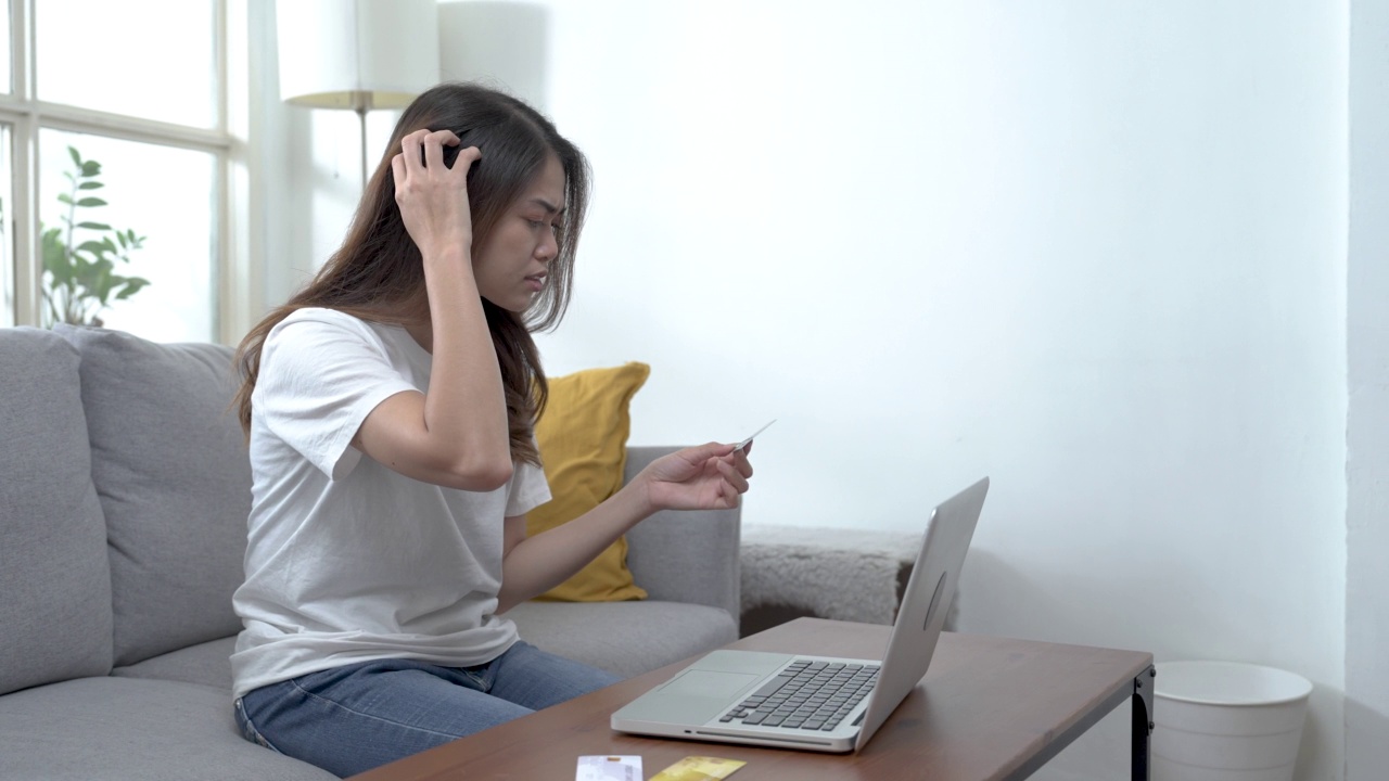 年轻的亚洲女子很失望，她未能完成网上购物订单，金融交易错误。视频素材