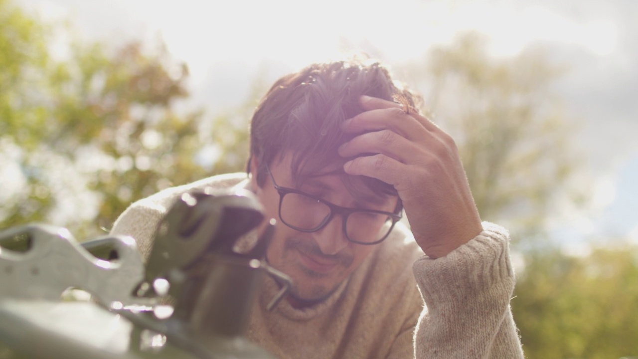 心烦意乱的男人把空的油箱放在他的车旁边视频素材