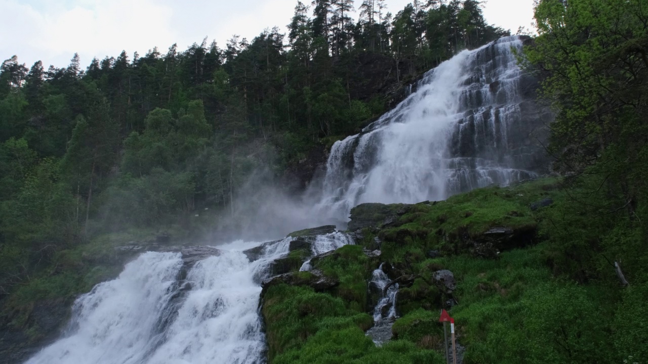 挪威美丽的风景。Vestland。Saudafjorden峡湾的Svandalsfossen瀑布的美丽风景。背景是岩石上的山和树。Rain 4K UHD 59,94帧ProRes 422 HQ 10位视频素材