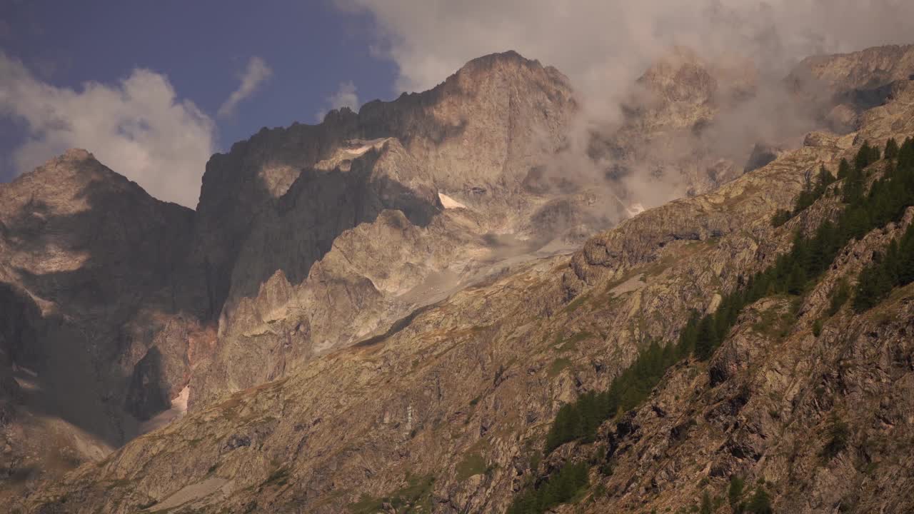 法国阿尔卑斯山脉的岩石山峰和一些雪视频素材