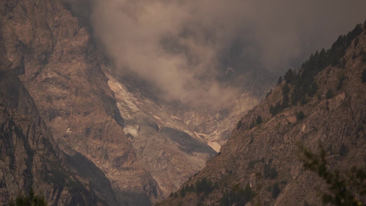 法国阿尔卑斯山脉的岩石山坡上覆盖着冰川视频素材