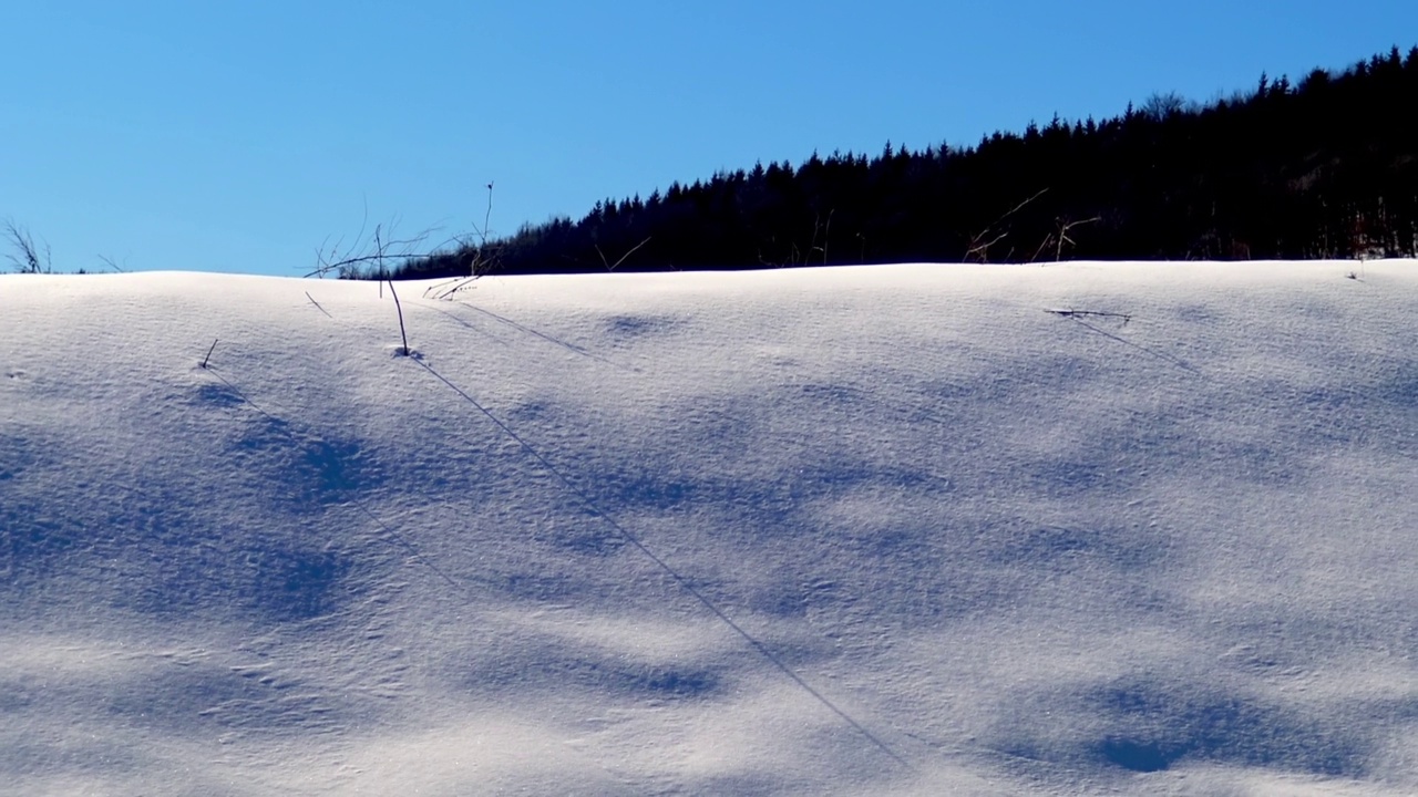 白雪覆盖的山景。视频素材