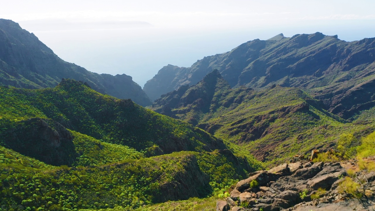 著名的旅游胜地。极好的徒步旅行区。令人难以置信的山脉。绿色景观。航拍的马斯卡峡谷山谷和村庄，特内里费，加那利群岛，西班牙。视频素材