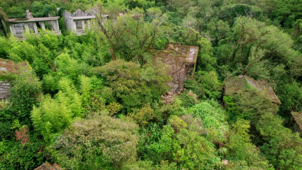 中国浙江舟山山上废弃的村舍建筑视频素材