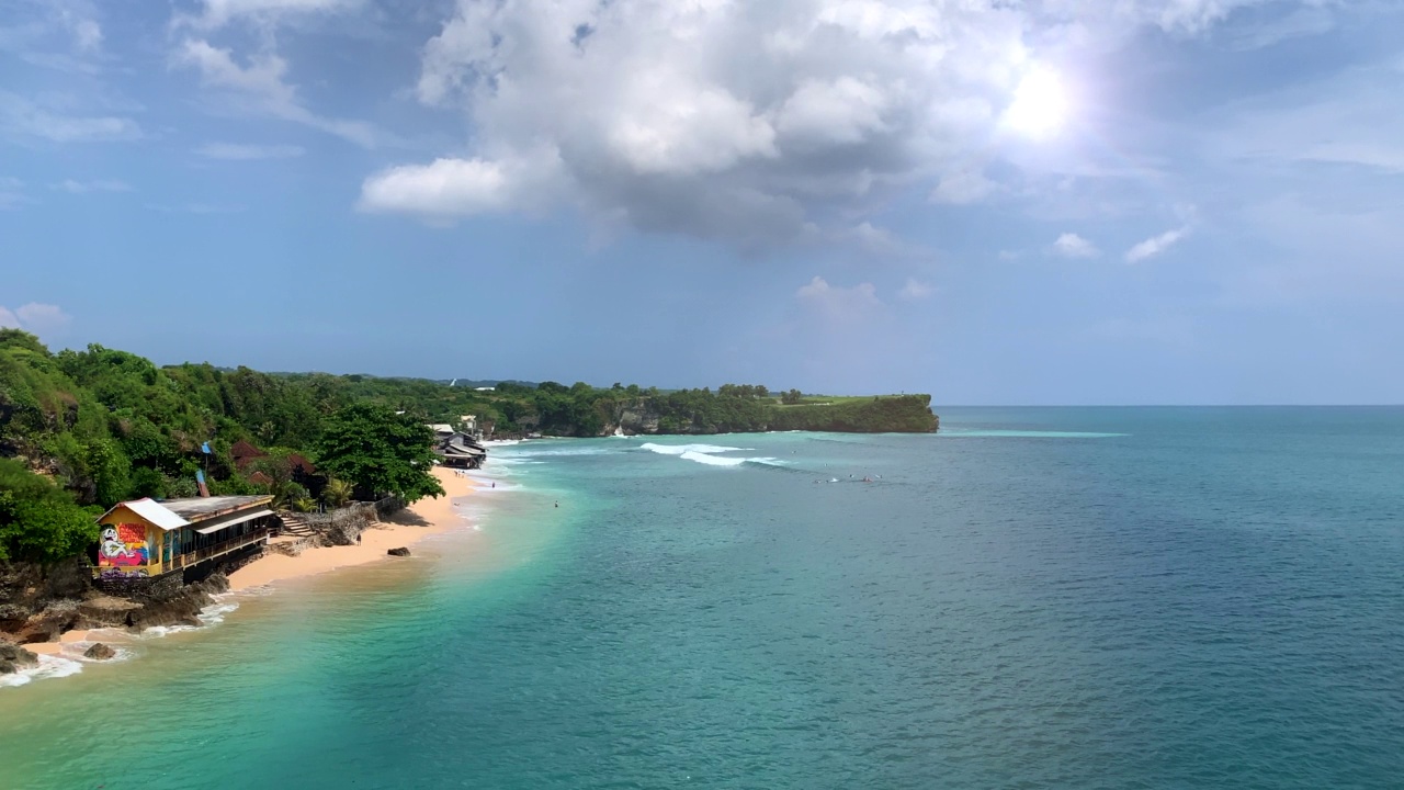 巴厘岛美丽海滩上的海滩小屋视频素材