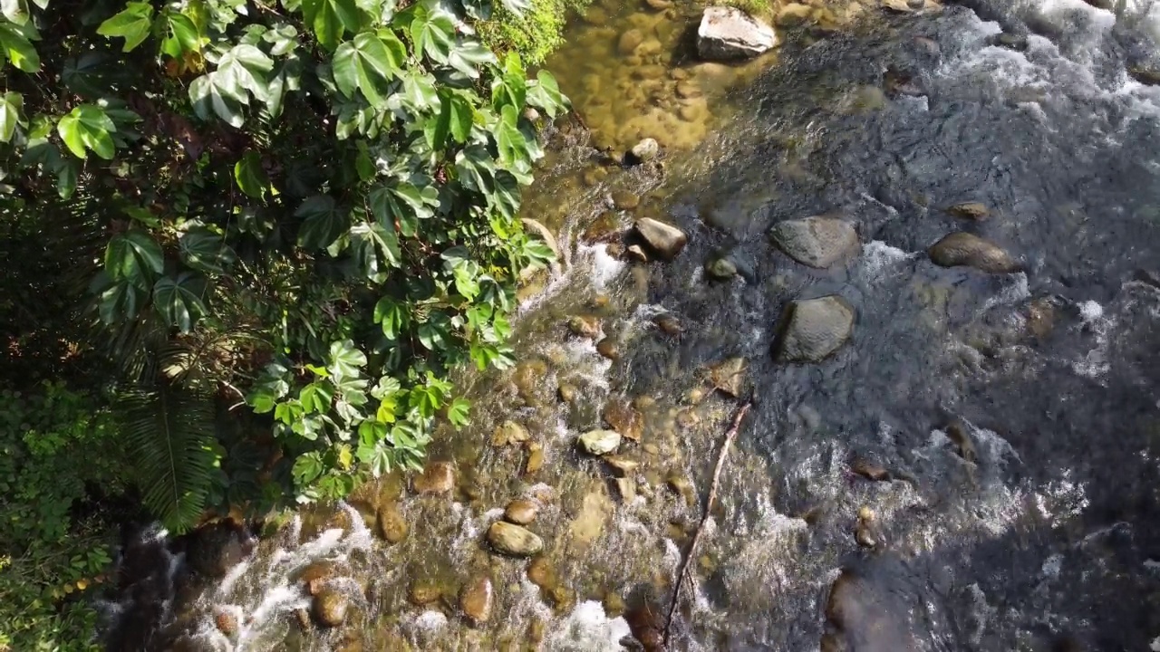 鸟瞰水流过岩石的景象视频素材