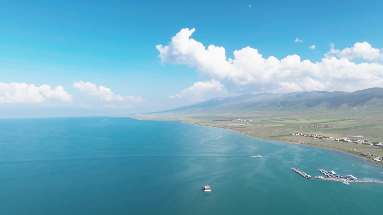 蓝色高原湖泊鸟瞰图视频素材