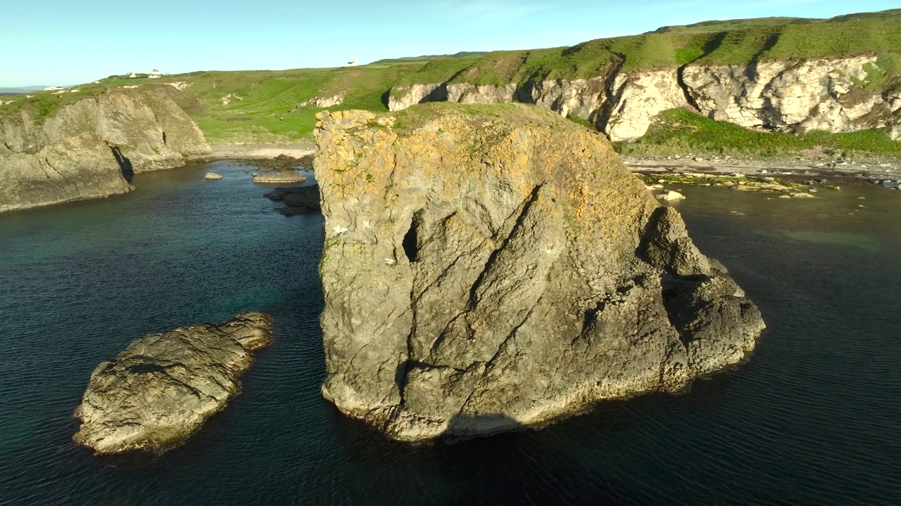 大象岩，Ballintoy，北爱尔兰的无人机视频下载