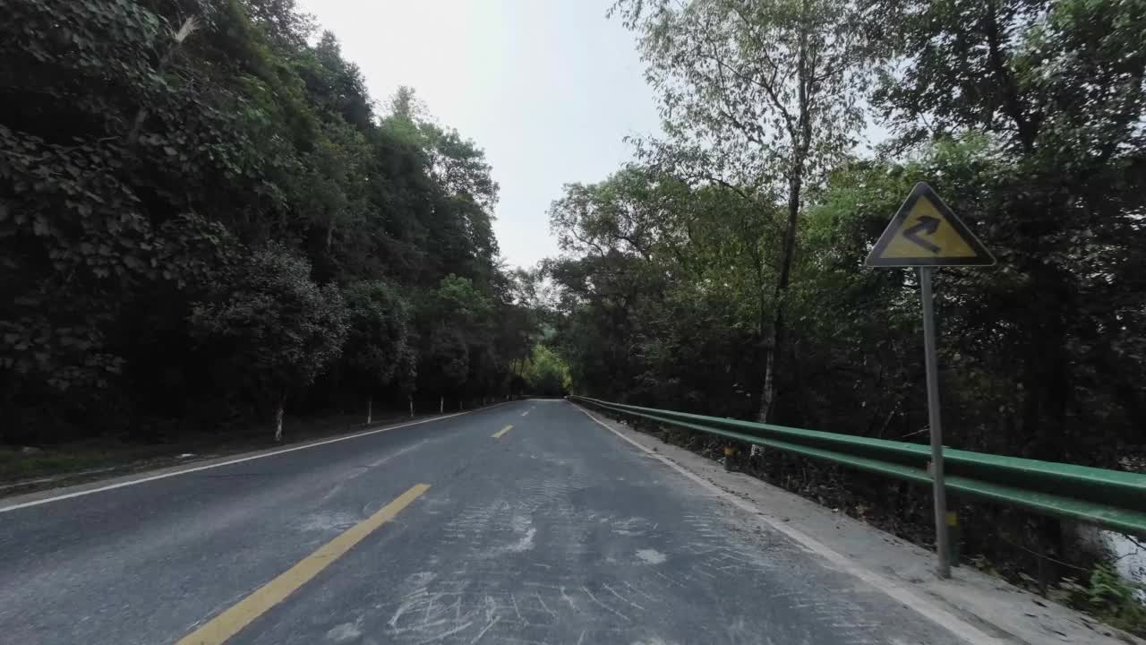 在高速公路上行驶的汽车视频素材