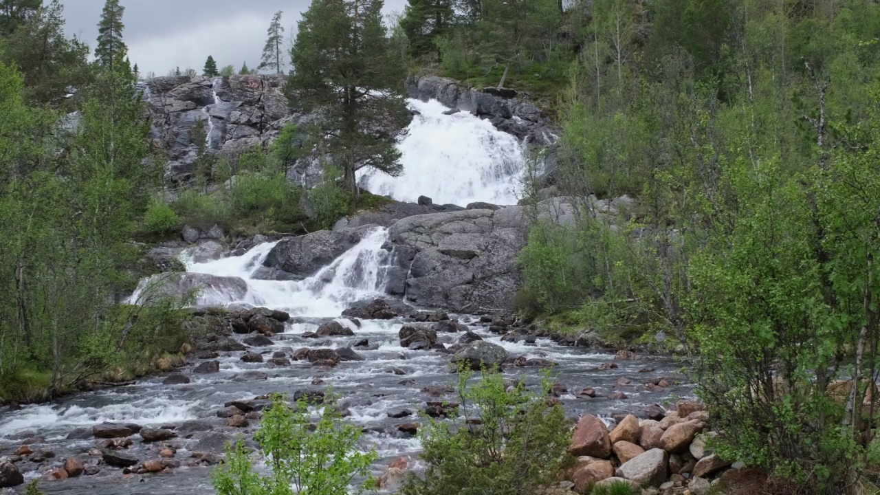 挪威美丽的风景。欧斯特比较。Edlandsfossen瀑布的美丽风景。利尔Bjornevatn河。背景是岩石上的山和树。雨4K超高清59,94fps ProRes 422 HQ 10位视频下载