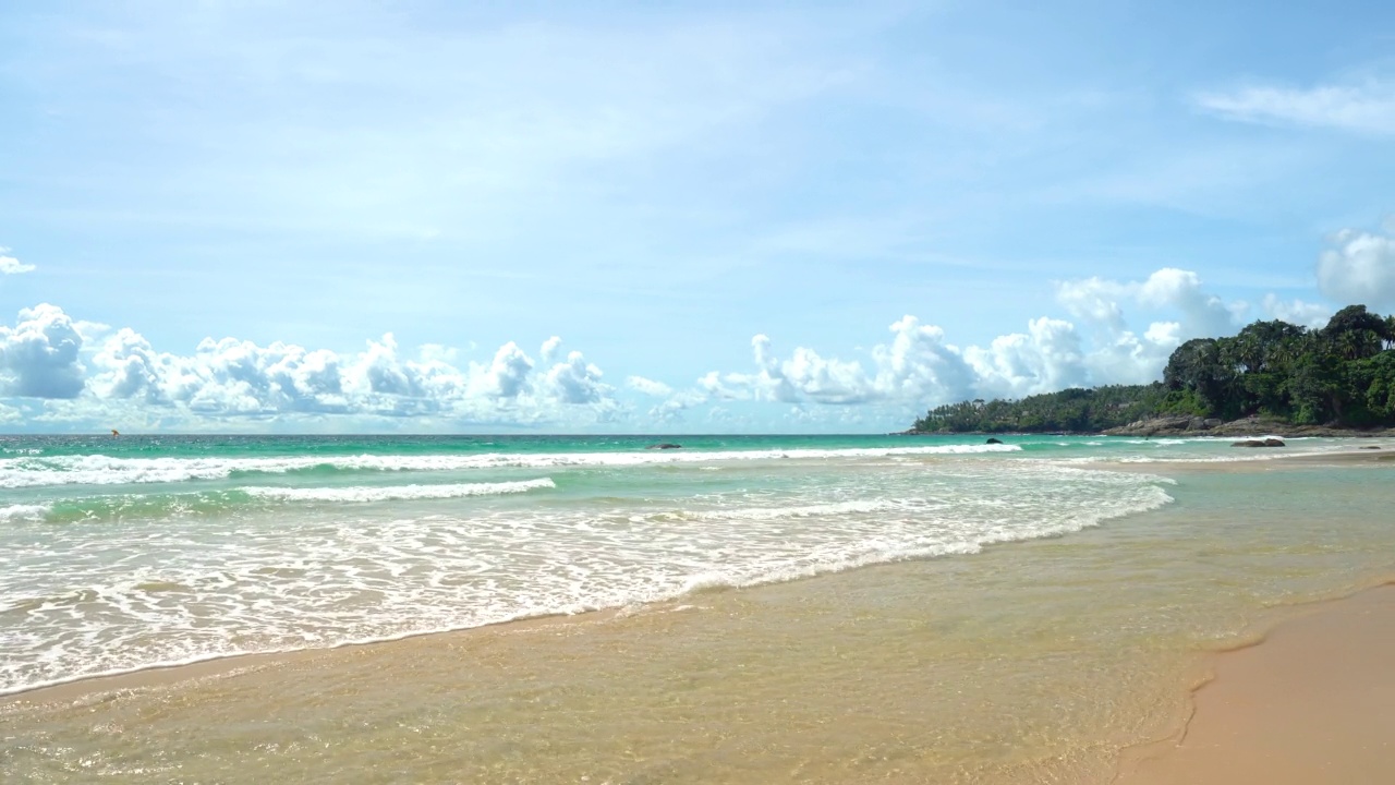 全景海滩海滨清洁假期度假岛背景。海浪飞溅，沙漠阳光灿烂。视频素材