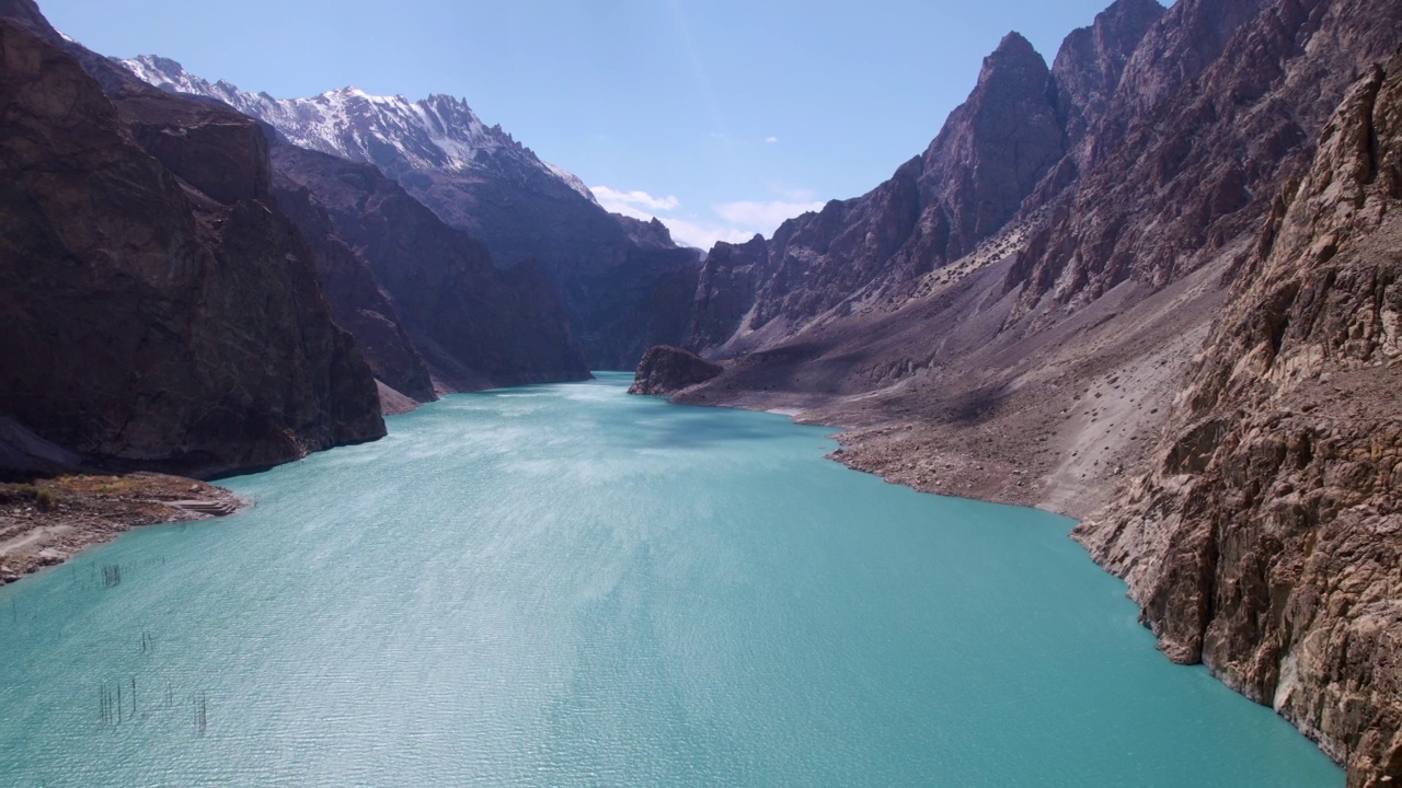 巴基斯坦北部阿塔巴德湖的空中景观视频素材