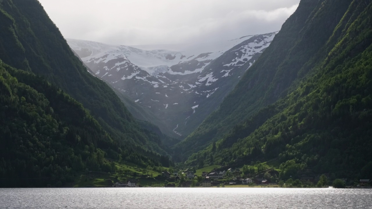 挪威美丽的风景。Vestland。布尔布林冰川的美丽风景。Sandvevatnet湖。背景是山脉、树木、岩石和房屋。4K超高清59,94fps ProRes 422 HQ 10位视频下载